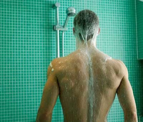 foto de un hombre que se baña con agua fria